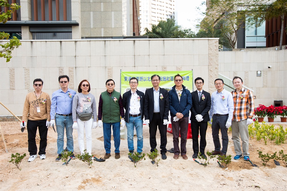 The Sustainable Lantau Office organised a Community Planting Ceremony for the ancillary facilities at the North of Ying Hei Road in Tung Chung to promote greening and foster sense of belonging among local residents.  The residents and management offices of the nearby housing estates also participated.